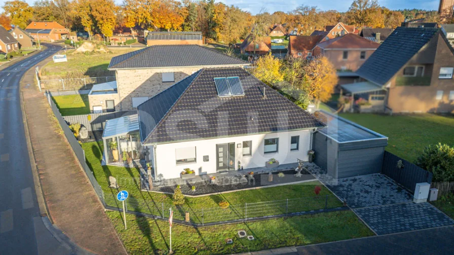 Vorderansicht - Haus kaufen in Geeste - hochwertiger, top gepflegter Bungalow mit Glassommergarten und  Carport mit elektrischen Rolltoren!