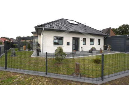 Titelbild - Haus kaufen in Geeste - hochwertiger, top gepflegter Bungalow mit Glassommergarten und  Carport mit elektrischen Rolltoren!