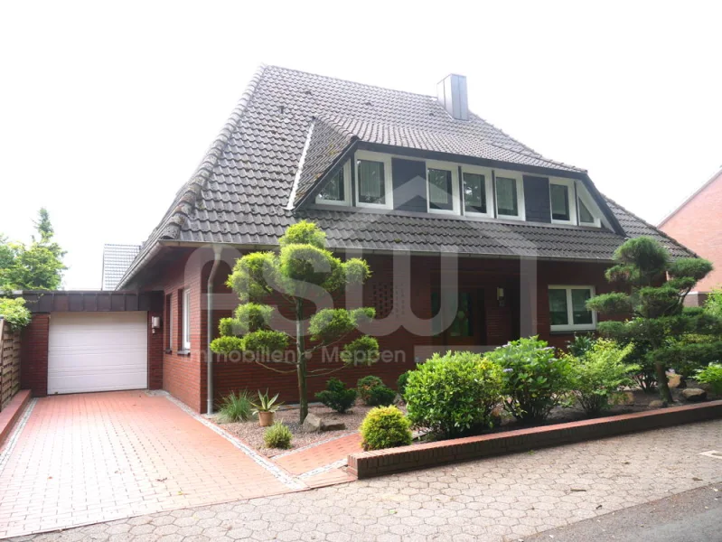 Frontansicht - Haus kaufen in Meppen - Geräumiger Bungalow nebst Garage, Keller und PV-Anlage!