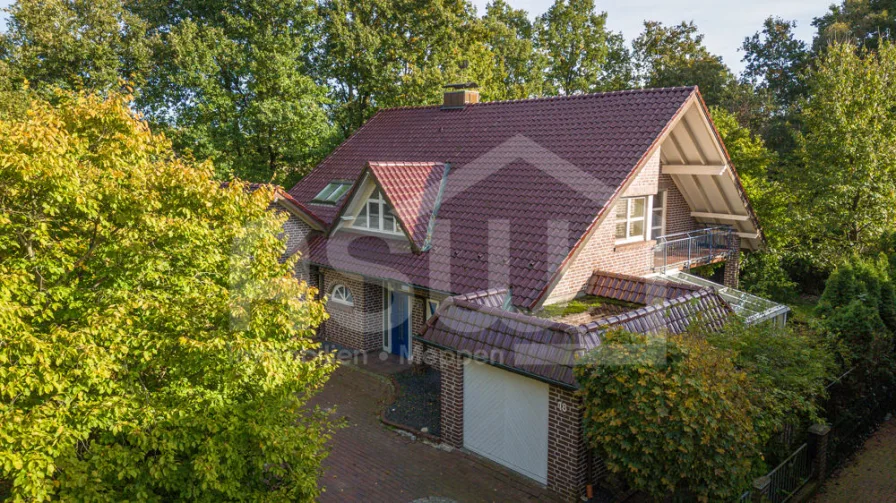 Frontansicht - Haus kaufen in Haselünne - Hochwertiges Einfamilienhaus nebst Spitzdachgarage und Wintergarten mit freiem Feldblick!