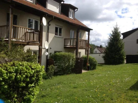 Titelbild - Wohnung mieten in Ansbach - Kernsanierte 2-Zimmer-Wohnung mit Terrasse und Carport