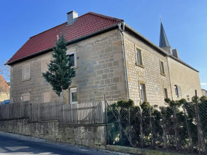 Ansicht - Haus kaufen in Seinsheim - Wohnhaus mit Nebengebäude