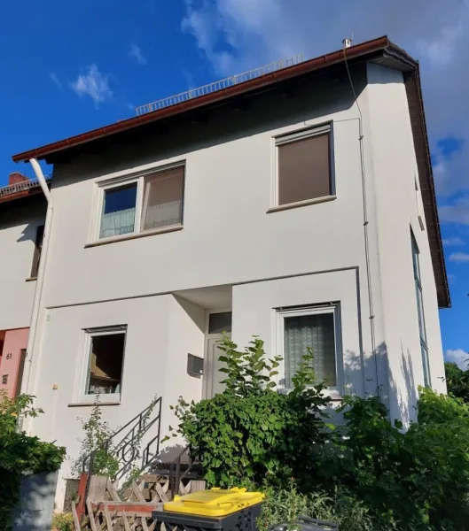 Ansicht - Haus kaufen in Zirndorf - Reiheneckhaus mit Garage