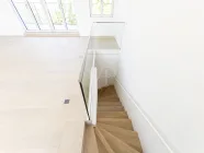 Treppenabgang zum Obergeschoss