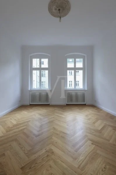 Schlafzimmer mit Blick in den begrünten Innenhof