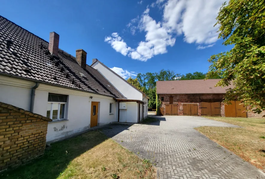 Hofansicht Hauptgebäude und Scheune - Haus kaufen in Neuhausen/Spree - Gaststätte mit Saal, Hofladen, Scheune und großem Grundstück zu verkaufen