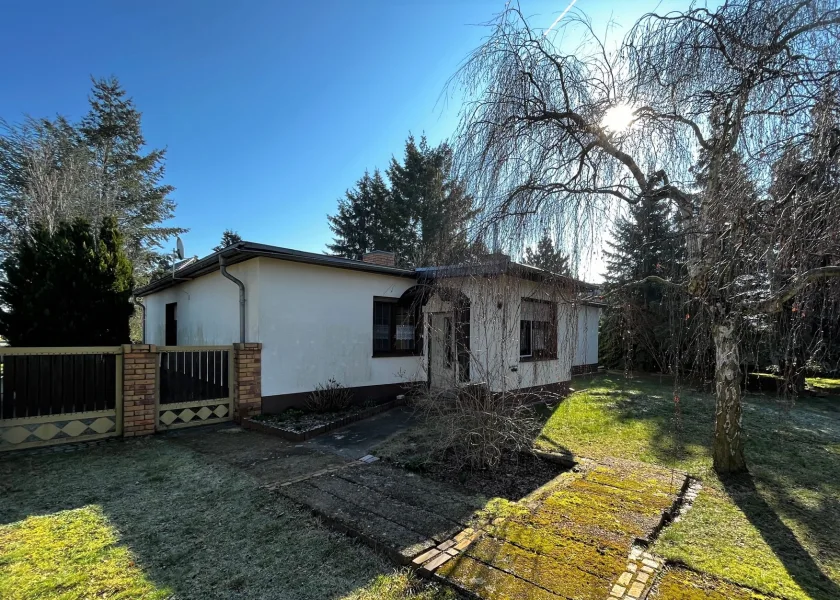 Ansicht - Haus kaufen in Cottbus, OT Kiekebusch - Ruhig gelegenes Einfamilienhaus mit Garagen, Nebengelass und großem Grundstück zu verkaufen.