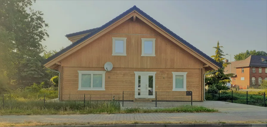 Hausansicht - Haus kaufen in Cottbus - Großes Holzblockhaus im Cottbuser Süden zu verkaufen.