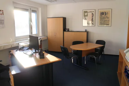 Beispiel möbliertes Bürozimmer - Büro/Praxis mieten in Cottbus - Büroräume in verschiedenen Größen ab 12 m² zu vermieten.