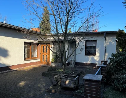 Ansicht - Haus kaufen in Cottbus - Ruhig gelegenes Einfamilienhaus mit zwei Garagen, Nebengelass und großem Grundstück zu verkaufen.