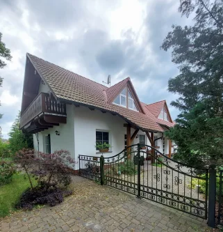 Haus Ansicht Straße - Haus kaufen in Wiesengrund - Ruhig gelegenes Einfamilienhaus mit Einliegerwohnung und großem Garten