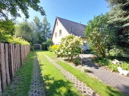 Hausansicht - Haus kaufen in Cottbus - Großzügige Doppelhaushälfte im Cottbuser Süden zu verkaufen!