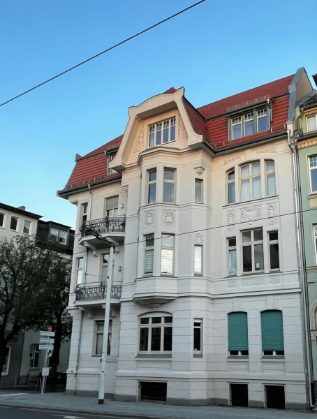 Hausansicht - Wohnung mieten in Cottbus - Sanierte 3-Zimmer-Altbauwohnung mit Loggia und Einbauküche in der Hochparterre zu vermieten.