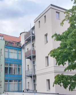 Hinterhofansicht - Wohnung mieten in Cottbus - Sanierte 4-Zimmer-Altbauwohnung mit Balkon im Dachgeschoss zu vermieten, Fahrstuhl vorhanden.