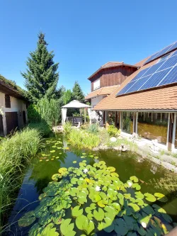 Hausansicht mit Teich - Haus kaufen in Heinersbrück OT Grötsch - Wunderschönes Einfamilienhaus mit viel Nebengelass, Pool, Schwimmteich und großem Grundstück zu verkaufen.