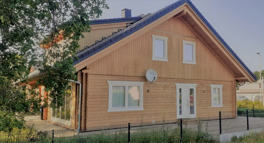 weitere Hausansicht - Haus kaufen in Cottbus - Großes Holzblockhaus im Cottbuser Süden zu verkaufen.