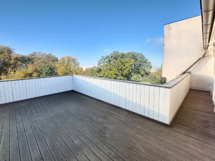 Dachterrasse mit Blick ins Grüne - Wohnung kaufen in Cottbus - Über den Dächern von Cottbus wohnen: Penthouse-Wohnung mit Balkon & großer Terrasse zu verkaufen!