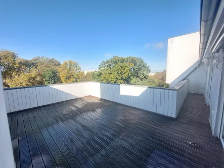 Dachterrasse mit Blick ins Grüne - Wohnung kaufen in Cottbus - Über den Dächern von Cottbus wohnen: Penthouse-Wohnung mit Balkon & großer Terrasse zu verkaufen!