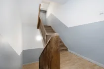 Saniertes Treppenhaus mit originaler Holztreppe 