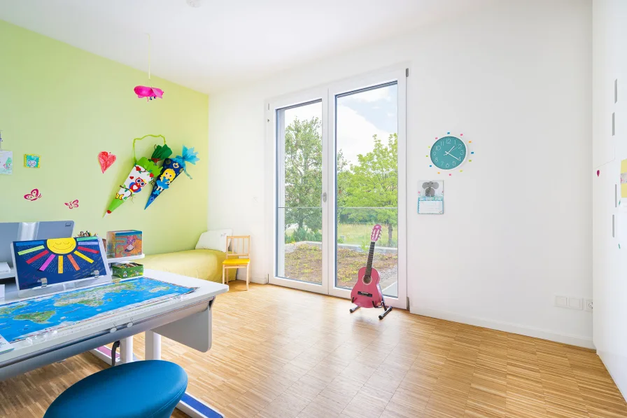 Kinderzimmer oder Homeoffice? Mit diesem fantastischen Blick ins Grüne so oder so Inspiration pur!