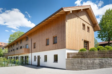 Über die private Zufahrt erreichen Sie den Hauseingang - HERZLICH WILLKOMMEN DAHOAM - Haus kaufen in Dietramszell / Linden - H&G - Provisionsfrei! ERSTBEZUG - 'Arbeiten & Wohnen auf dem Bauernhof' im Münchner Süden