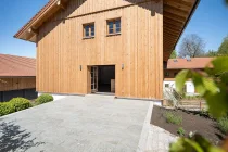 SONNE SATT! Die große Süd-Terrasse mit angelegtem Garten und Zuweg aus Pflastersteinen