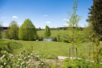 Im großen Gemeinschaftsgarten mit Bilderbuch Ausblick auf den Weiher lässt man den Alltag hinter sich