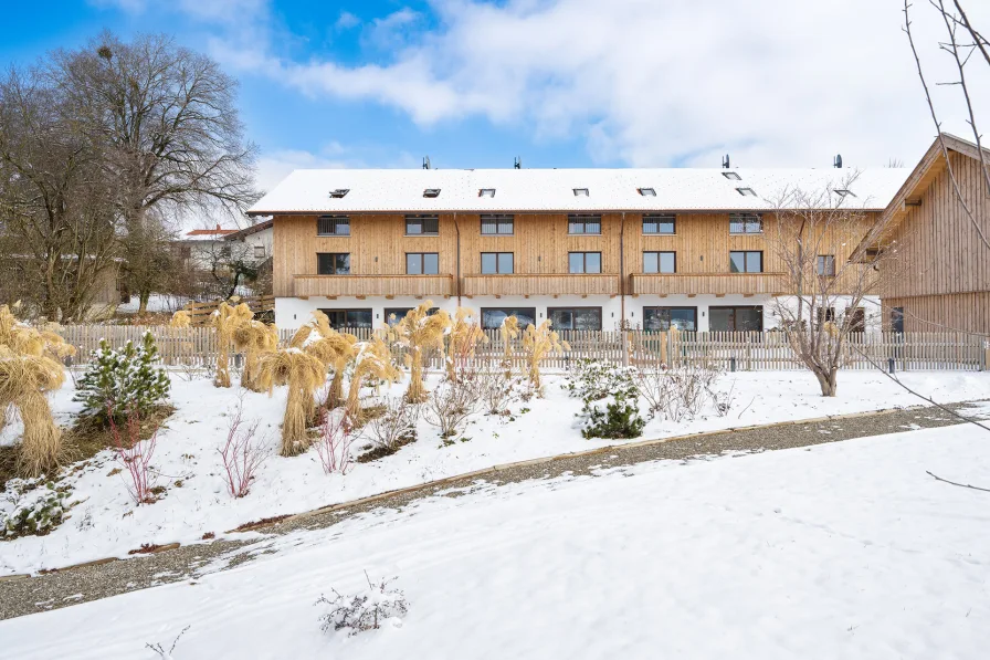 Aus der ehemaligen Scheune wurden 3 Reihenhäuser, welche sich perfekt an den Kopfbau anschmiegen  - Haus kaufen in Dietramszell - H&G - Modernes Naturquartier mit exklusiver Ausstattung & Küche im Münchner Süden - PROVISIONSFREI!