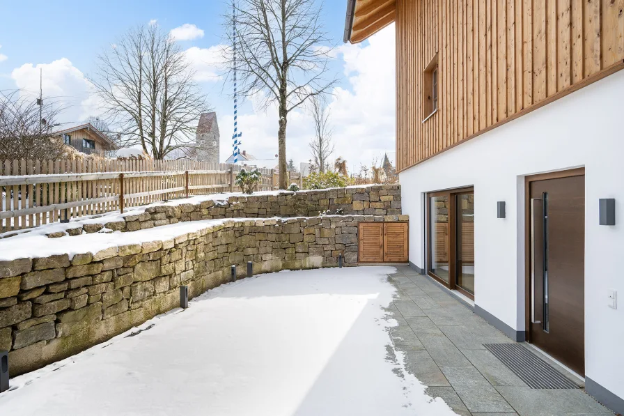 lDie ca. 47qm große Ostterrasse, eingebettet in eine Natursteinmauer mit Außenbodenlampen - Haus kaufen in Dietramszell - H&G - Top saniertes REH mit Gewerbeeinheit, Küche & 2 Terrassen im Münchner Süden - PROVISIONSFREI!