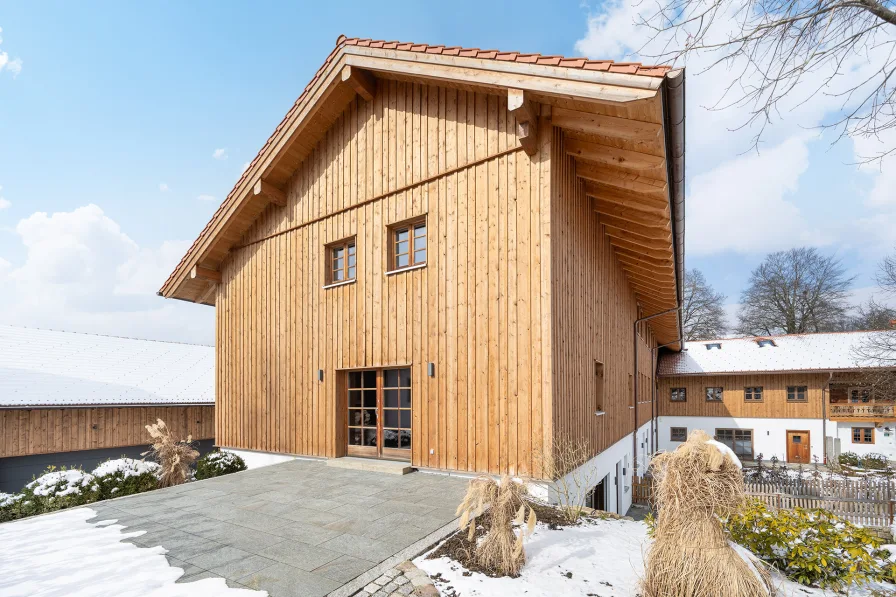 SONNE SATT! Die große Süd-Terrasse mit angelegtem Garten und Zuweg aus Pflastersteinen