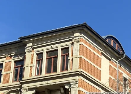 Hausansicht Detail - Wohnung kaufen in Dresden - Frei zum Bezug! Helle 3-Zimmer-Maisonettewohnung mit Balkon in Dresden-Plauen