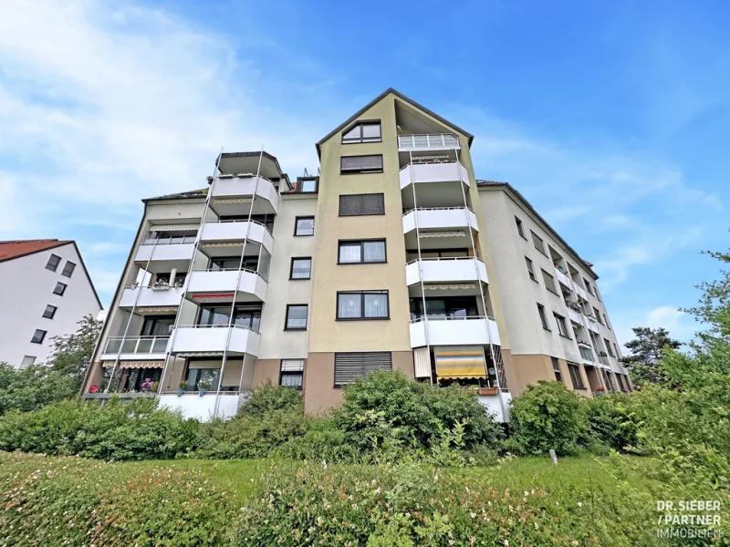 Fassade mit Vorgarten - Wohnung kaufen in Markranstädt - Zum See 10 Minuten zu Fuß * Helle 2RW mit großer Loggia nach Südwesten * Eigene Garage