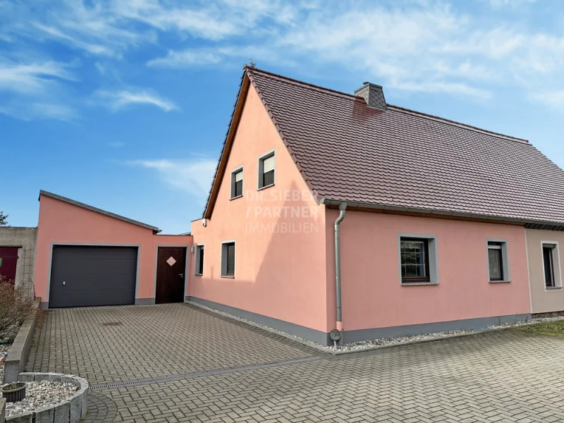 Straßenansicht - Haus kaufen in Machern / Gerichshain - *charmante Doppelhaushälfte mit modernem Anbau, Kamin und Doppelgarage*