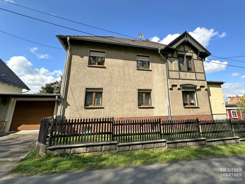 Fassade mit Vorgarten - Haus kaufen in Machern - Großzügiges Einfamilienhaus mit Wohlfühlgarten, Blockbohlengartenhaus und Nebengebäude