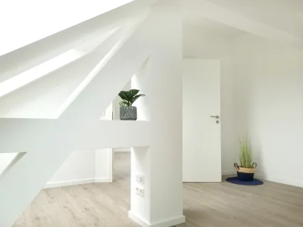 Zimmer1-Mietwohnung-immoHAL - Wohnung mieten in Halle - Modernes Studio im Dachgeschoss mit Aufzug und Glasfaser-Internet!