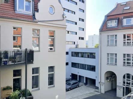 Hofaussicht 17929 immoHAL - Wohnung mieten in Halle - Viel Platz! Auffällige 3-Raum-Wohnung in zentraler Lage! Mit großem Balkon.