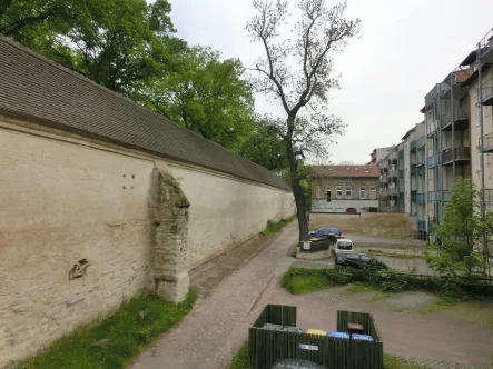 Blick aus dem Schlafzimmer - Wohnung kaufen in Halle - Mitten in der Innenstadt - mit Balkon, Aufzug und treuem Mieter