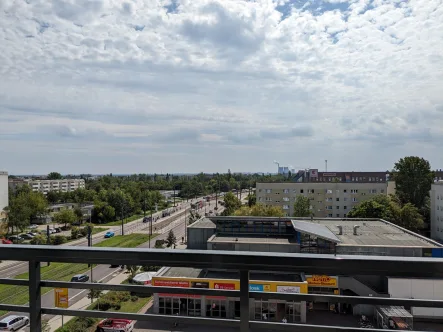 Aussicht 1767040 immoHAL - Wohnung mieten in Halle - Im Dachgeschoss, mit toller Aussicht. Sanierte 2-Raum mit Duschbad und Balkon in Halles Süden.