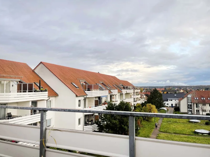 Balkonaussicht 17990 immohal - Wohnung mieten in Lieskau - Aussicht bis zur Heide! Interessante 2- Raum-Wohnung in Lieskau