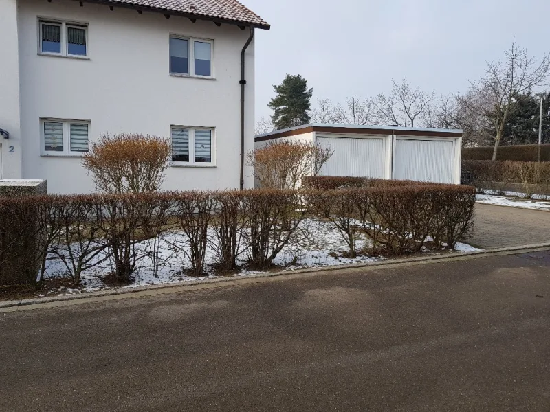 Hausansicht mit Garage