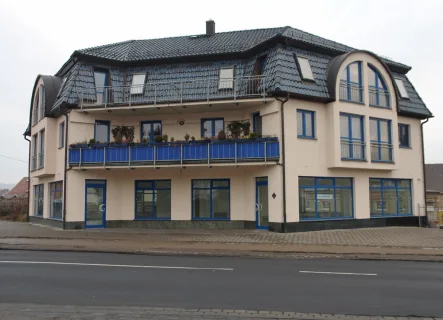 Strassenansicht2 - Wohnung mieten in Lutherstadt Eisleben - O100W4: Schöne 2-Raum-Wohnung mit Balkon!