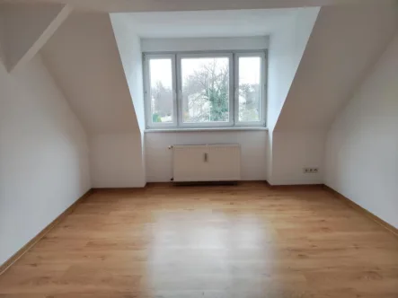 Wohnzimmer - Wohnung mieten in Lutherstadt Eisleben - O84W9: 2-Raum Wohnung im Dachgeschoss