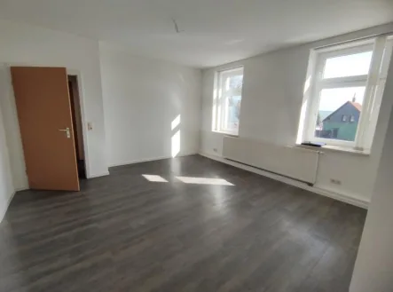 Wohnzimmer - Wohnung mieten in Lutherstadt Eisleben - O178W2: 2-Raum Erdgeschoss-Wohnung mit EBK in der Oberstadt zu vermieten