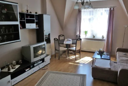 Wohnzimmer - Wohnung mieten in Lutherstadt Eisleben - 3,5-Raum-DG-Wohnung im Parkviertel mit Laminat und Gartennutzung