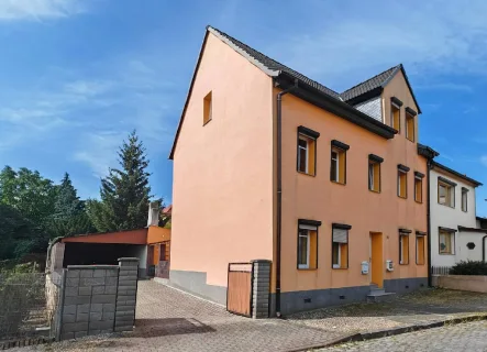 Ansicht - Haus kaufen in Lutherstadt Eisleben - Attraktives Wohnhaus nahe der Altstadt mit eigener Zufahrt und Garten