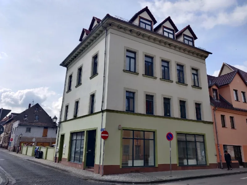 Hausansicht - Wohnung mieten in Lutherstadt Eisleben - O267W2: 2-Raumwohnung mit EBK im 1. OG, Stadtmitte, Stellplatz möglich