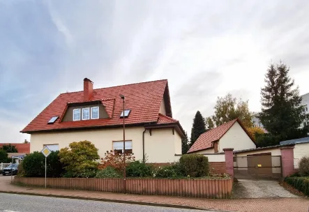 Hausansicht - Haus mieten in Helbra - Exklusives Mietangebot - Akttraktives, frei stehendes EFH mit Garten und Garage in Helbra