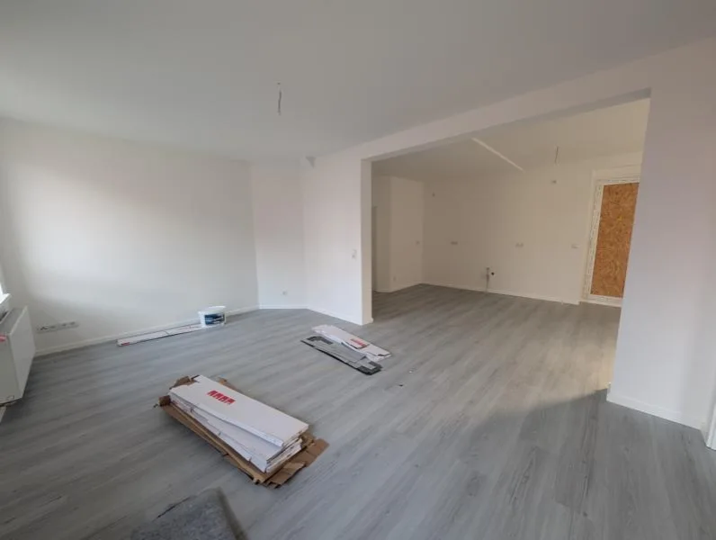 Wohnbereich - Wohnung mieten in Lutherstadt Eisleben - O300W23: Erstbezug nach Sanierung 4-Raum-Wohnung mit Balkon! Stellplatz möglich