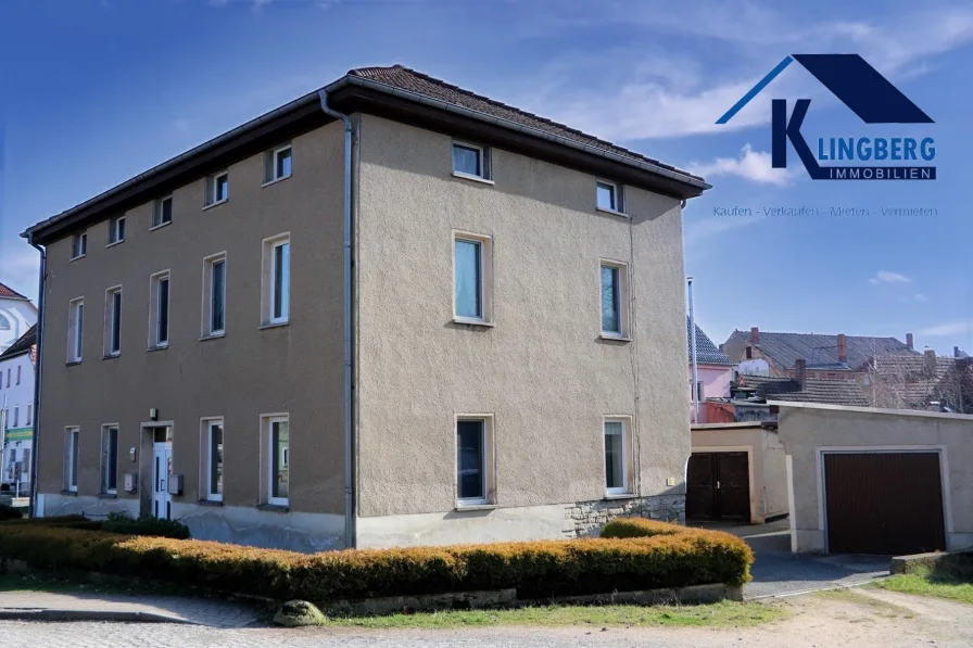 Ansicht EFH und Zufahrt - Haus kaufen in Zeitz - Großes Einfamilienhaus mit zwei Garagen, Carport und Grundstück im Zentrum von Kayna zu verkaufen!