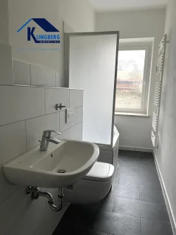 Bad - Wohnung mieten in Naumburg - 3-Raum-Erdgeschoßwohnung mit Balkon und modernen Tageslichtbad zu vermieten! 